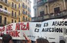 La plaza Consistorial y las calles adyacentes se han llenado de una multitud que ha protestado por la puesta en libertad de los cinco miembros de 'La Manada'
