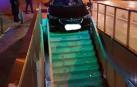 Un conductor ebrio se empotra al intentar entrar al parking de Baluarte por las escaleras