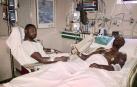 Abidal muestra una foto con su primo, tras el trasplante de hígado