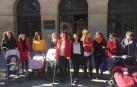 Madres navarras registran en el Parlamento más de 26.000 firmas para reclamar la devolución del IRPF