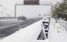 La nieve deja sin luz a miles de asturianos y provoca cortes en carreteras del norte