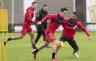 Iñigo Pérez se entrena con el grupo tras el empate en el Wanda