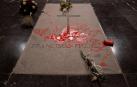 Detienen al escultor Enrique Terneiro por pintar en la tumba de Franco la paloma de la paz