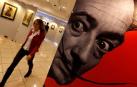 Una joven daña un dibujo de Dalí y otro de Goya haciéndose un 'selfie'