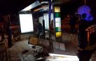 Un accidente entre dos coches acaba con una marquesina destrozada en Mutilva