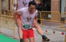 Álvaro Ramos cruzó la meta sobre los hombros de su compañero Javier Lizarra en la prueba de 14 kilómetros