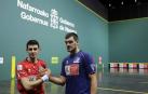 Jokin Altuna y Joseba Ezkurdia simulan echar un pulso  tras la elección de material para la final del Cuatro y Medio del domingo en el Navarra Arena.