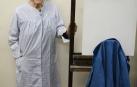 La roncalesa María Gárate aprende a pintar a los 94 años en la Casa de Misericordia