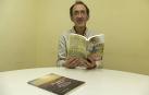 Koldo Aldai, con la publicación que presentará esta tarde en Estella y junto a otro de sus últimos libros.