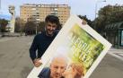 Ibon Cormenzana posa junto al cartel de su película.
