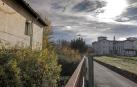 En primer término, la casa del administrador que se derribará para construir las diez viviendas. Se edificarán en hilera, a través del terreno de frutales y hacia la zona utilizada como aparcamiento por la residencia.