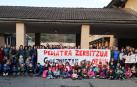 Imagen de adultos y menores que coincidieron ayer por la tarde en la concentración de Goizueta.