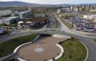 A la izquierda, la UPNA y una vieja nave industrial que tras desaparecer albergará un edificio dotacional universitario. A la derecha, alineada con la calle Cataluña, donde está el aparcamiento y un solar libre, se construirán viviendas de VPO.