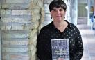 La historiadora pamplonesa Gemma Piérola, sujetando su nueva publicación.