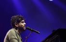 El cantante y pianista malagueño reunió a cerca de tres mil personas en el pabellón pamplonés