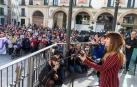 La artista ha participado en la concentración organizada en la capital ribera y ha cantado 'La puerta violeta'