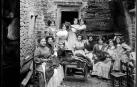 Una de las fotografías recogidas. Costureras en Artajona, de Alberto Oficialdegui, datada entre 1897 y 1940