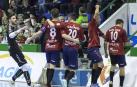 Los jugadores de Osasuna Magna Asier, Roberto Martil, Chino, Juninho y Rafa Usín celebran uno de los seis goles que marcaron este martes ante el Aspil-Vidal.