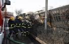 Miembros del cuerpo de bomberos extinguen las llamas tras una explosión cerca de una planta química en Zhangjiakou, China.