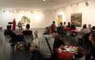 La Sala José Hierro de la Casa de Cultura de Aoiz se convirtió el domingo 25 de noviembre en una sala de café y un escenario musical al mismo tiempo. La voz de Carolina Luquin acompañó a los asistentes a este café concierto que estuvo organizado por la asociación cultural local Bilaketa.