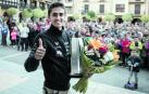 Un sonriente Mikel Azcona hace con su pulgar la señal de victoria en Falces.