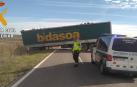 Un camión corta la NA-128 tras hacer la tijera en Carcastillo