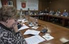 El pleno de ayer, con la edil no adscrita Yolanda Alén en primer término y Bildu y Ahora al fondo.