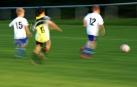 Un partido de fútbol protagonizado por niños en una imagen de recurso.