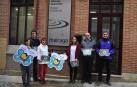 Desde la izda., Miriam Cameros, ilustradora del cuento; Eduardo Goldaracena, impresor; Sara Brun, autora del cuento; Marian Brun, maquetadora; José Mª Alcuaz, responsable de residuos de la mancomunidad; y Pedro Leralta, presidente de Mairaga. Enseñan el cuento y la nueva mascota 'Maigarbi'.