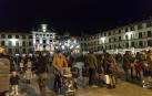 Imagen de la Casa del Reloj y del quiosco de la plaza de los Fueros de Tudela iluminados con la decoración navideña que fue inaugurada durante la tarde-noche de este viernes.