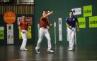 Altuna III golpea la pelota ante  Martija y Zabaleta.