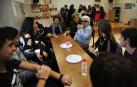Josefina Añón e Iluminada López, al fondo de la imagen, cuentan sus vivencias a los alumnos de Escolapios.