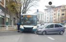 Colisión del turismo con la villavesa, que se saldó con el conductor del primero herido leve.