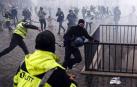 Los enfrentamientos con los antidisturbios volvieron a marcar la manifestación de los 'chalecos amarillos' en los Campos Elíseos, ya que 1.500 alborotadores -según las autoridades- perturban los accesos a la avenida, donde las autoridades responden con gases lacrimógenos y cañones de agua.