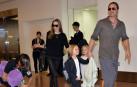 Brad Pitt y Angelina Jolie, con sus hijos. 
