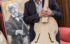 Evaristo Bretos con una de sus violas da gamba en proceso de creación.