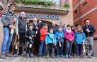 Criadores participantes en el certamen con las autoridades en la entrega de premios en la plaza de Santiago de Estella.
