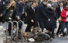 Macron se dejó ver a primera hora en la zona más afectada por los tumultos del sábado -el Arco del Triunfo y sus avenidas- para comprobar los daños provocados por las protestas.