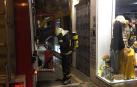 Un bombero ante el portal de la calle Zapatería de Pamplona donde se produjo el incendio