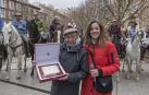 La edil Marta Astiz entrega la plaza a  Rufino Ojer Osés, amigo de la familia Macua.
