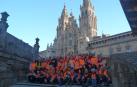 El grupo de jubilados de la Asociación San Sebastián de Tafalla posa en las escaleras de acceso a la plaza del Obradoiro en Santiago.