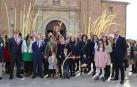 Hasta ahora, las mujeres, pese a ser miembros de derecho de la cofradía, solo  participaban en la Semana Santa  como parejas de los cofrades masculinos, maridos, padres o hermanos. En la foto, los hermanos que organizaron la pasada Semana Santa de San Adrián.