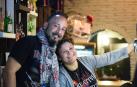 Ignacio Etayo y Leya Barros en el bar restaurante América 5 de San Adrián, propiedad de esta cocinera y repostera brasileña.