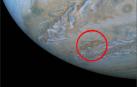 La nave espacial Juno capta un 'delfín' entre las nubes de Júpiter