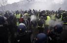 Los enfrentamientos con los antidisturbios volvieron a marcar la manifestación de los 'chalecos amarillos' en los Campos Elíseos, ya que 1.500 alborotadores -según las autoridades- perturban los accesos a la avenida, donde las autoridades responden con gases lacrimógenos y cañones de agua.