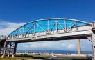 El puente del Front de Mer de Orán, de unos 25 metros de largo, cubierto con las bolsas de plástico del proyecto de Alicia Otaegui.