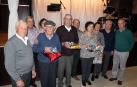 Los tres homenajeados mayores de 85 años, en el centro de la fotografía con sus obsequios.