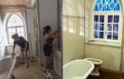 EL ANTES Y EL DESPUÉS DEL BAÑO. En la fotografía de la izquierda, las voluntarias Inma Ciriza Marco y Pili Jiménez Pacheco se afanan por recuperar el baño de la fortaleza de Cortes. A la derecha, aspecto final de la restauración de esta estancia.