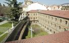 El parking subterráneo se construiría en dos planta bajo el sótano del patio ajardinado del antiguo convento, en la imagen.