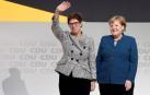 Annegret Kramp-Karrenbauer saluda junto a Angela Merkel